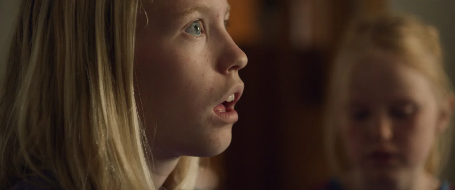 Alva Brynsmo Ramstad, a neurotypical actor, plays Anna, who is autistic and non-verbal